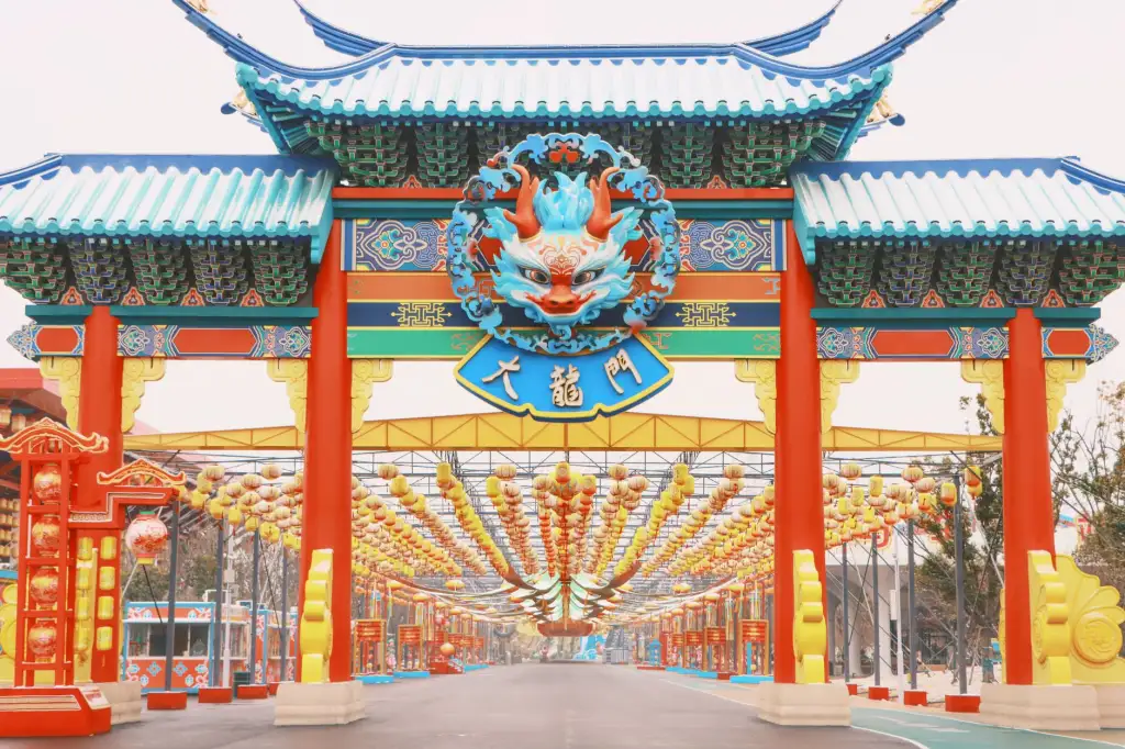 东阳木雕文房摆件的材质选择与雕刻技法对比