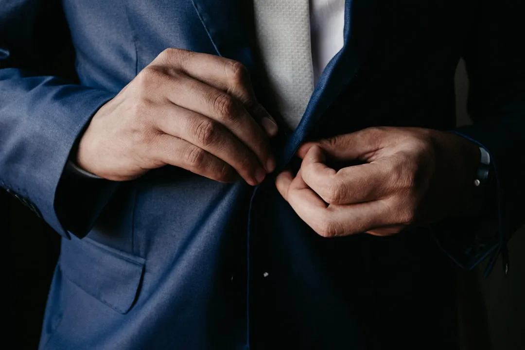 黄杨木雕文房摆件与红木笔筒的材质差异对比